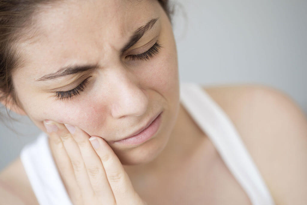 signs your oral health is at risk, tooth pain, tooth sensitivity
