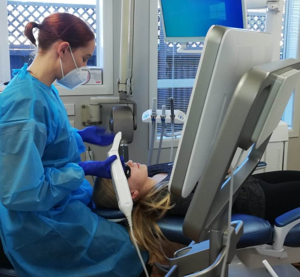 iTero digital scanner, dentist using iTero to scan teeth